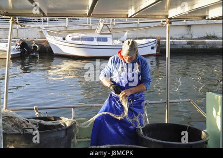 Viareggio (Toskana), Badeort, die Rückkehr der Fischerboote im Hafen-Kanal Burlamacca Stockfoto