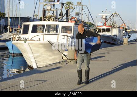 Viareggio (Toskana), Badeort, die Rückkehr der Fischerboote in Burlamacca Hafenkanal, Direktverkauf von Fisch auf der Anklagebank Stockfoto