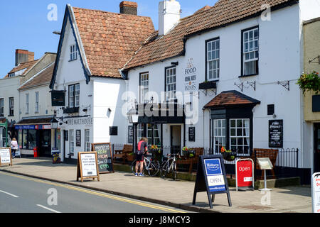 In einer Kleinstadt in Gloucestershire England UK Malthouse Pub thornbury Stockfoto