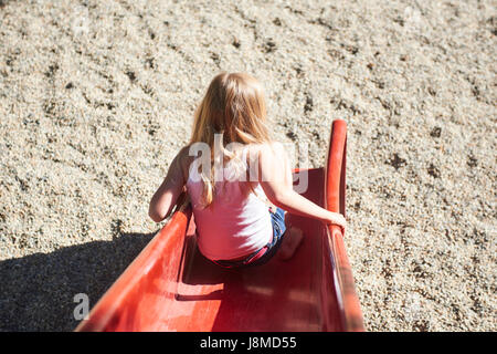 Aktive junge Kind niedliche Mädchen Spaß Spielplatz auf der Folie an einem schönen Sommertag. Kinder-Sommer-Aktivitäten. Stockfoto