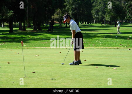 Golfer üben auf der driving-range Stockfoto