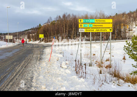 Melden Sie sich an der Grenze zwischen Norwegen und Russland in der Nähe von Kirkenes, Grafschaft von Finnmark, Norwegen Stockfoto