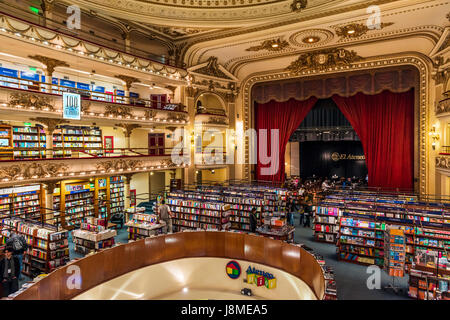 Buenos Aires, Argentinien - 5. Oktober 2013: Die schöne Buchhandlung "El Ateneo' in der Stadt von Buenos Aires, Argentinien. Das Gebäude war früher ein Theat Stockfoto