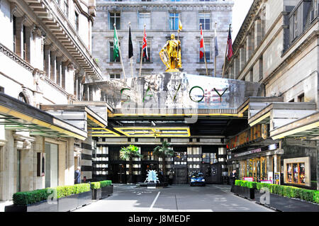 Savoy Hotel Schild Flaggen und Statue über Savoy Court Eingang in der kurzen London Street West End Luxushotel frei von Taxis, weil Strand geschlossen England Großbritannien Stockfoto