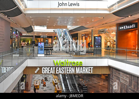 Inneren Westfield Einkaufszentrum Stratford Stadt London UK Mall mit Zeichen für Waitrose-Supermarkt & auch großen östlichen Markt & John Lewis Zeichen Stockfoto