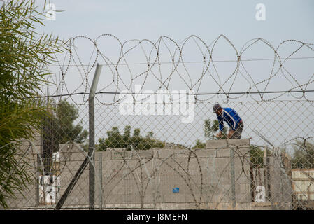 Ein palästinensischer Arbeiter macht Bauarbeiten in der israelischen Siedlung Mehola, West Bank, 22. Januar 2014. Alle israelische Siedlungen in den besetzten palästinensischen Gebieten sind nach internationalem Recht illegal. Stockfoto