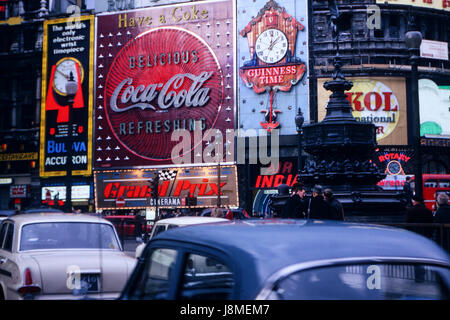 Vintage-Bild des Piccadilly Circus in London, aufgenommen im April 1967, mit verschiedenen Plakatwänden der Zeit, darunter Coca Cola, Guiness, Skol Stockfoto