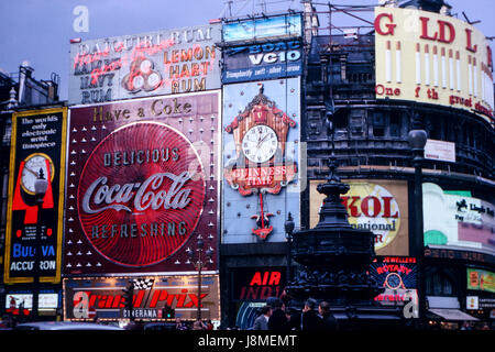 Vintage-Bild des Piccadilly Circus in London, aufgenommen im April 1967, mit verschiedenen Plakatwänden der Zeit, darunter Coca Cola, Guiness, Skol Stockfoto