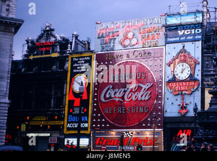 Vintage-Bild des Piccadilly Circus in London, aufgenommen im April 1967, mit verschiedenen Plakatwänden der Zeit, darunter Coca Cola, Guiness, Skol Stockfoto