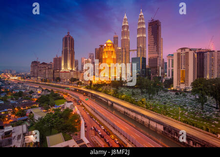 Kuala Lumpur. Stadtbild Bild von Kuala Lumpur, Malaysia während der blauen Dämmerstunde. Stockfoto
