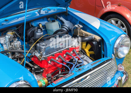 der Motor in einem klassischen Mini Auto Stockfoto