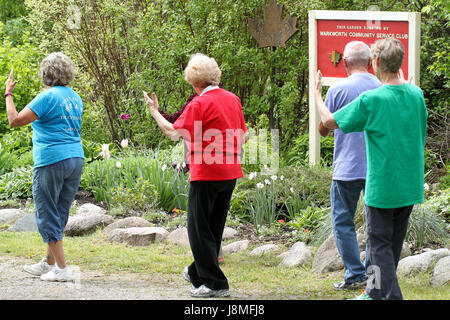 Warkworth Lilac Festival. Tai Chi Demonstration am Wegesrand Flieder auf der Festival-Eröffnung am Wochenende. Stockfoto