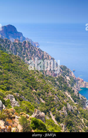 Korsische Felsen und Meer im Sommer. Landschaft der französischen bergigen mediterranen Insel Corsica. Corse-du-Sud, in Piana. Vertikale Foto Stockfoto