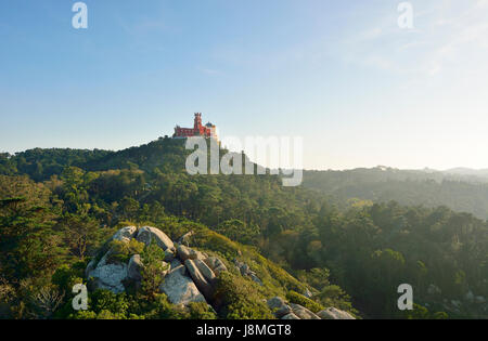 Palácio da Pena, erbaut im 19. Jahrhundert, in den Hügeln oberhalb von Sintra, in der Mitte ein UNESCO-Weltkulturerbe. Sintra, Portugal Stockfoto