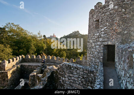 Castelo Dos Mouros (Burg der Mauren), aus dem 10. Jahrhundert und den Pena-Palast. Ein UNESCO-Weltkulturerbe. Portugal Stockfoto