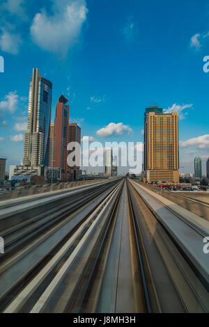 DUBAI, UNITED ARAB EMIRATES - 16. Januar 2014: Metro-Zug in Dubai. Dubai Metro als weltweit längste vollautomatische u-Bahn-Netz überspannt bei 75 Stockfoto