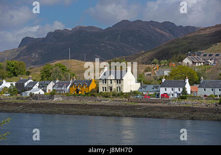 Die bunten und historischen Ort von Dornie Dorf am Ufer des Loch Duich in West Rosshire in den schottischen Highlands. Stockfoto