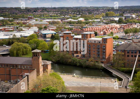 Großbritannien, England, Derbyshire, Derby, Silk Mühle und Stuart Street Apartments und Fußgängerbrücke über den Fluss Derwent, erhöhte Aussicht vom Turm der Kathedrale Stockfoto