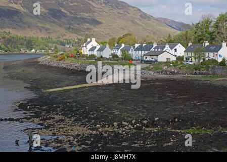 Die bunten und historischen Ort von Dornie Dorf am Ufer des Loch Duich in West Rosshire in den schottischen Highlands. Stockfoto