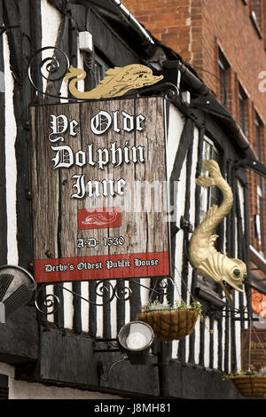 Großbritannien, England, Derbyshire, Derby, Queen Street, Zeichen für die alten Dolphin Inne, die Stadt älteste Pub 1530 Stockfoto