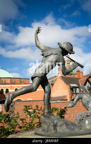 Großbritannien, England, Derbyshire, Derby, Albert Street, Sir Peter Hilton Memorial Gardens, 1926 Boy und Gans Statue von Andrew Fisher Stockfoto