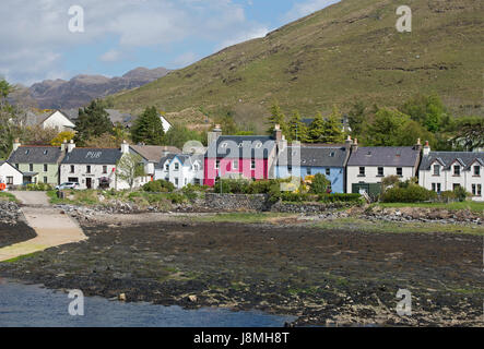 Die bunten und historischen Ort von Dornie Dorf am Ufer des Loch Duich in West Rosshire in den schottischen Highlands. Stockfoto