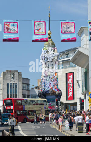 Der Brighton Clock Tower, der 2013 für das Stadtfest mit Hemden und Blusen geschmückt war, mit einem Doppeldeckerbus im Vordergrund Stockfoto