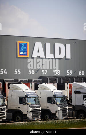 ALDI Verteilung Zentrum Lieferung Buchten mit LKW Lastwagen in Bolton, Lancashire, Gtr Manchester, UK. Stockfoto