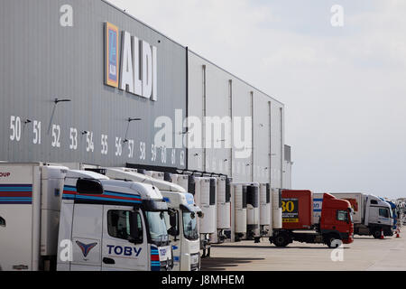 ALDI Verteilung Zentrum Lieferung Buchten mit LKW Lastwagen in Bolton, Lancashire, Gtr Manchester, UK. Stockfoto