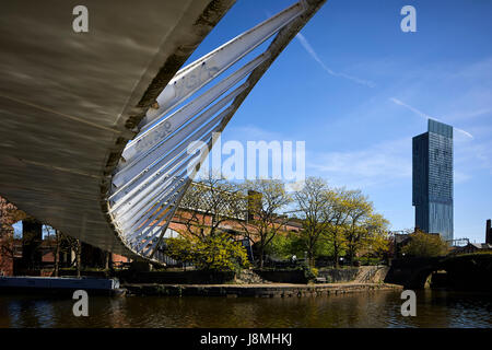 Castlefield Wharf Becken Gegend mit Beetham Tower und des Händlers Brücke, Gtr Manchester, UK. Stockfoto