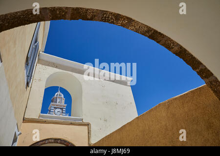 Vulkanische griechische Insel Santorin eine der Kykladen im Ägäischen Meer. Fira, die Hauptstadt der Insel St. Johannes der Täufer Kathedrale Uhr Glocke towe Stockfoto