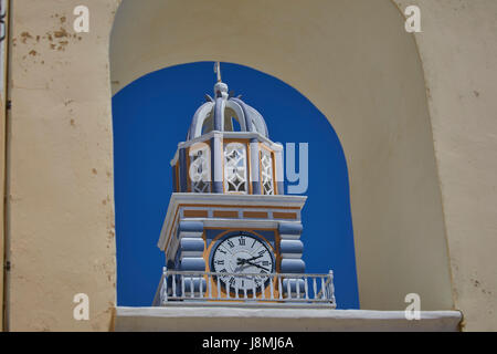 Vulkanische griechische Insel Santorin eine der Kykladen im Ägäischen Meer. Fira, die Hauptstadt der Insel St. Johannes der Täufer Kathedrale Uhr Glocke towe Stockfoto