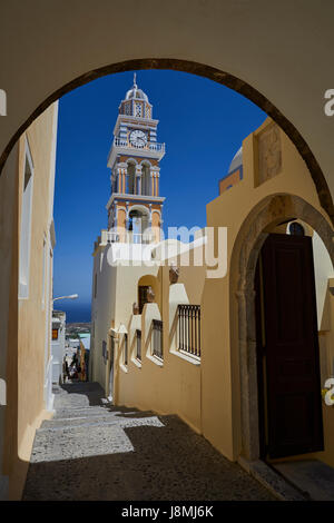 Vulkanische griechische Insel Santorin eine der Kykladen im Ägäischen Meer. Fira, die Hauptstadt der Insel St. Johannes der Täufer Kathedrale Uhr Glocke towe Stockfoto