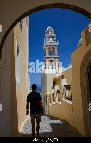 Vulkanische griechische Insel Santorin eine der Kykladen im Ägäischen Meer. Fira, die Hauptstadt der Insel St. Johannes der Täufer Kathedrale Uhr Glocke towe Stockfoto