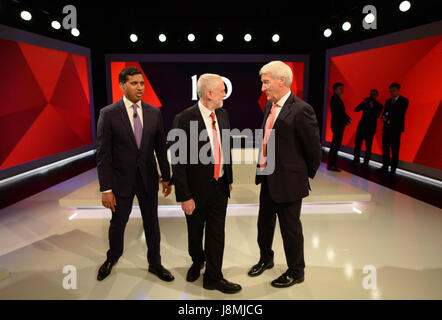 Labour-Chef Jeremy Corbyn (Mitte) mit Jeremy Paxman (rechts) und Sky News politischer Redakteur Faisal Islam während ein gemeinsames Programm für Channel 4 und Sky News Parlamentswahlen in Sky Studios in Osterley, West London aufgenommen. Stockfoto