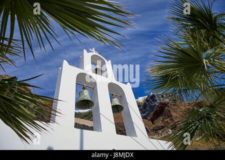 Vulkanische griechische Insel Santorin eine der Kykladen im Ägäischen Meer. Fira Islands Hauptstadt alte Hafen Stadtkirche Stockfoto