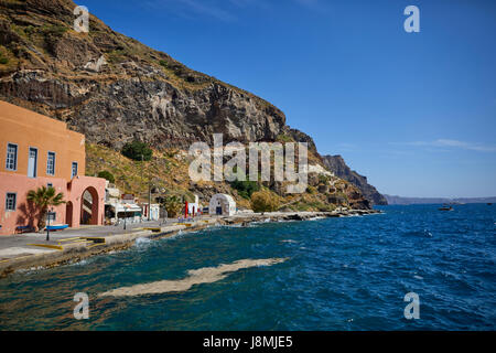 Vulkanische griechische Insel Santorin eine der Kykladen im Ägäischen Meer. Fira Islands Hauptstadt einen alten Stadthafen Stockfoto