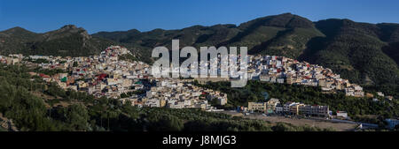 Panorama-Blick über die Heilige Stadt von Moulay Idriss Zerhoun einschließlich der Grabstätte und Zawiya von Moulay Idriss, mittleren Atlas, Marokko, Nordafrika Stockfoto