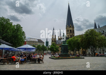 Bonn, Deutschland - 10. Juli 2011: Bonner Marktplatz mit mittelalterlichen Kirche das Bonner Münster, Statue von Beethoven und Touristen im offenen café Stockfoto