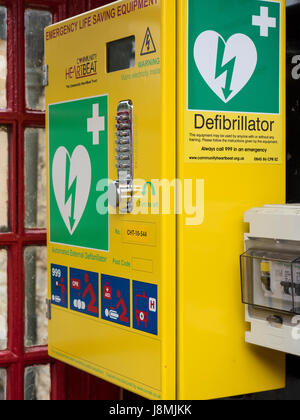 Britische Telefonzelle in Upper Slaughter, England verwandeln sich in lebensrettende automatische elektrische Defibrillator Stationen als Bezahlung Telefone verschwinden Stockfoto