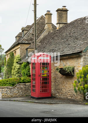 Britische Telefonzelle in Upper Slaughter, England verwandeln sich in lebensrettende automatische elektrische Defibrillator Stationen als Bezahlung Telefone verschwinden Stockfoto