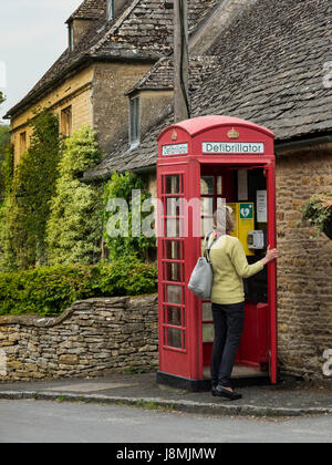 Britische Telefonzelle in Upper Slaughter, England verwandeln sich in lebensrettende automatische elektrische Defibrillator Stationen als Bezahlung Telefone verschwinden Stockfoto