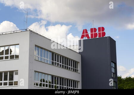 Prag, Tschechische Republik - 26.Mai: ABB Firmenlogo auf Hochhaus am 26. Mai 2017 in Prag, Tschechien. Stockfoto