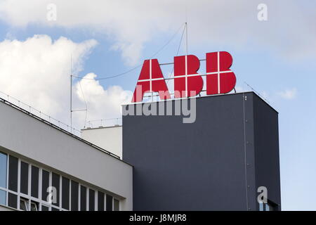 Prag, Tschechische Republik - 26.Mai: ABB Firmenlogo auf Hochhaus am 26. Mai 2017 in Prag, Tschechien. Stockfoto