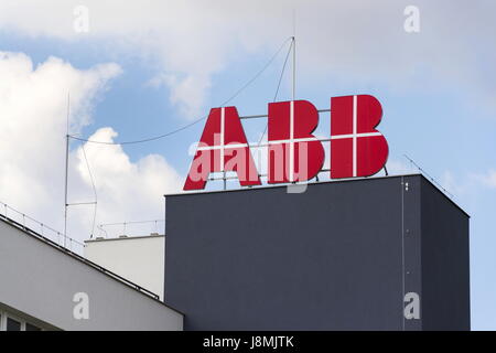 Prag, Tschechische Republik - 26.Mai: ABB Firmenlogo auf Hochhaus am 26. Mai 2017 in Prag, Tschechien. Stockfoto
