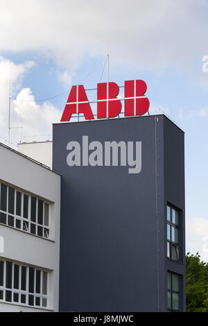 Prag, Tschechische Republik - 26.Mai: ABB Firmenlogo auf Hochhaus am 26. Mai 2017 in Prag, Tschechien. Stockfoto