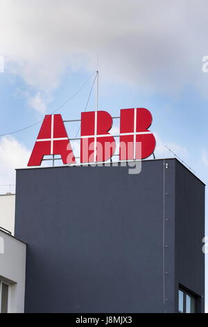 Prag, Tschechische Republik - 26.Mai: ABB Firmenlogo auf Hochhaus am 26. Mai 2017 in Prag, Tschechien. Stockfoto