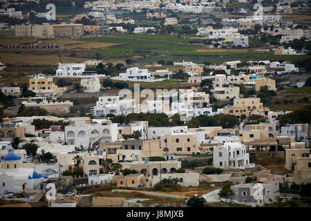 Vulkanische griechische Insel Santorin eine der Kykladen im Ägäischen Meer.   Kamari Bereich Wohnungsbestand in lokalen Dorf von Éxo Goniá Stockfoto