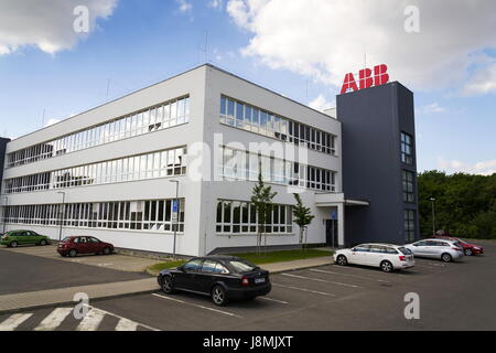 Prag, Tschechische Republik - 26.Mai: ABB Firmenlogo auf Hochhaus am 26. Mai 2017 in Prag, Tschechien. Stockfoto