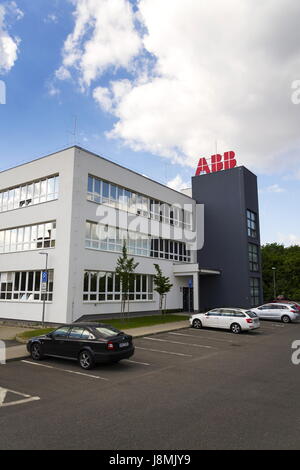 Prag, Tschechische Republik - 26.Mai: ABB Firmenlogo auf Hochhaus am 26. Mai 2017 in Prag, Tschechien. Stockfoto